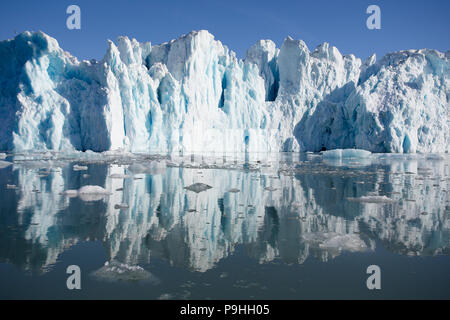 Gletscher und Wasser Reflexion, Monacobreen Svalbard Stockfoto