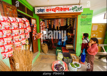 Tipycal Lebensmittel Shop bei Sanouli Dorf, Kumaon Hügel, Uttarakhand, Indien Stockfoto