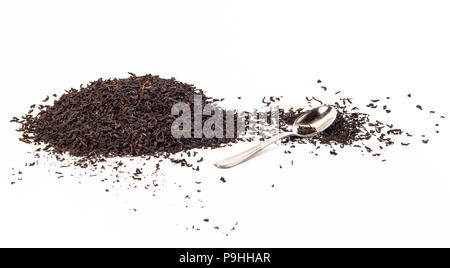 Trockene schwarzer Tee Blätter mit Teelöffel isoliert auf weißem Stockfoto