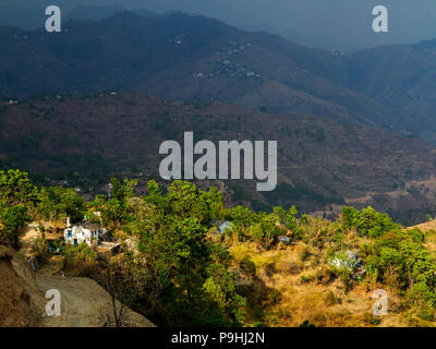 Terrassierten Feldern auf der Fernbedienung Sanouli Dorf, wo Jim Corbett schoß die Panar Maneater, Kumaon Hügel, Uttarakhand, Indien Stockfoto