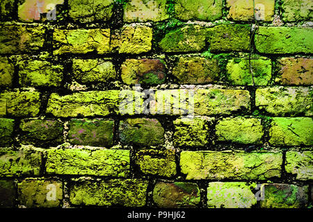 Farbenfrohe bunt bemalten Stein Steinmauer. Brick Wall in hellen Farben gestrichen Stockfoto