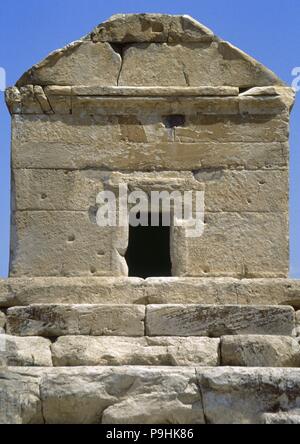 Mausoleum von Kyros II. Architektonisches detail. Achämenidischen König von Persien (559-530 v. Chr.), war er der Gründer der Achämenidischen Reiches. Die Gestaltung des Grabes ist der Mesopotamischen oder Elamitischen ziggurats gutgeschrieben. Der cella ist zu Urartu Gräber einer früheren Periode zugeschrieben. Pasargadae. Iran. Stockfoto