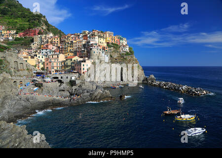 Bunte Dorf Manarola mit Fisher Boote im Vordergrund, Cinque Terre, Italien Stockfoto