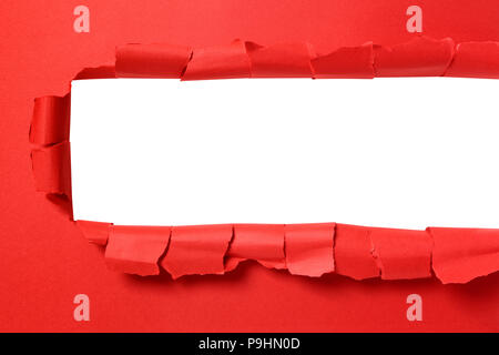 Zerrissen rote Streifen Papier mit weißem Hintergrund Kopie Raum Stockfoto