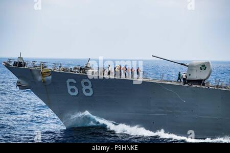 180625-N-PY 230-1221 MITTELMEER (25. Juni 2018) U.S. Navy Matrosen an Bord der geführte Anti-raketen-Zerstörer USS der Sullivans (DDG68) abrufen, um die Telefon- und abstand Linie auf dem Vorschiff nach Abschluss eines unterwegs Auffüllung mit der Flotte Auffüllung öler USNS Patuxent (T-AO-201). Das Sullivans führt naval Operations in den USA 6 Flotte Bereich der Maßnahmen zur Unterstützung der US-amerikanischen nationalen Sicherheitsinteressen in Europa. (U.S. Marine Foto von Senior Chief Intelligence Spezialist Matt Bodenner/Freigegeben) Stockfoto