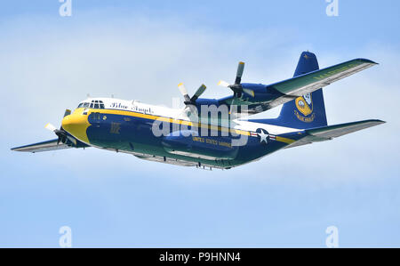 180714-N-UK 306-1057 Pensacola Beach, Florida. (14. Juli 2018) U.S. Navy Flight Demonstration Squadron, die Blue Angels, C-130 Transportflugzeuge, liebevoll bekannt als Fat Albert, fliegt über die Masse während des Pensacola Beach Air Show in Pensacola Beach, Fla. Die Blue Angels geplant sind mehr als 60 Demonstrationen an mehr als 30 Standorten in den USA und Kanada im Jahr 2018 durchzuführen. (U.S. Marine Foto von Mass Communication Specialist 2. Klasse Timothy Schumaker/Freigegeben) Stockfoto
