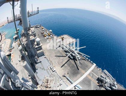 180709-N-ZG 607-0099 Aqaba, Jordanien (9. Juli 2018) Die Wasp-Klasse amphibisches Schiff USS Iwo Jima (LHD7) sitzt pier Seite. Iwo Jima ist in die USA 5 Flotte Bereich der Maßnahmen zur Unterstützung der Marine im Einsatz für die Stabilität und Sicherheit in der Region zu gewährleisten und verbindet das Mittelmeer und den Pazifischen Raum durch den westlichen Indischen Ozean und drei strategischen Punkten ersticken. (U.S. Marine Foto von Mass Communication Specialist 3. Klasse Dominick A. Cremeans/Freigegeben) Stockfoto