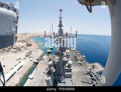 180709-N-ZG 607-0097 Aqaba, Jordanien (9. Juli 2018) Die Wasp-Klasse amphibisches Schiff USS Iwo Jima (LHD7) sitzt pier Seite Aqaba, Jordanien. Iwo Jima ist in die USA 5 Flotte Bereich der Maßnahmen zur Unterstützung der Marine im Einsatz für die Stabilität und Sicherheit in der Region zu gewährleisten und verbindet das Mittelmeer und den Pazifischen Raum durch den westlichen Indischen Ozean und drei strategischen Punkten ersticken. (U.S. Marine Foto von Mass Communication Specialist 3. Klasse Dominick A. Cremeans/Freigegeben) Stockfoto