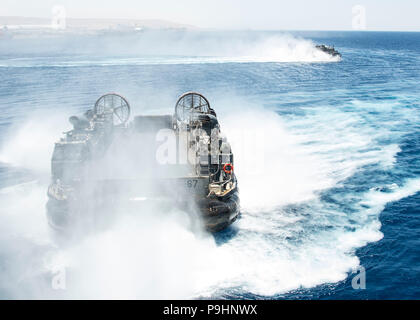 180705-N-ZG 607-0195 Aqaba, Jordanien (5. Juli 2018) eine Landing Craft, Luftkissen, auf Angriff Craft Unit4 befestigt, Ansätze der Wasp-Klasse amphibisches Schiff USS Iwo Jima (LHD 7) Während die amphibischen Ausbildung. Iwo Jima ist in die USA 5 Flotte Bereich der Maßnahmen zur Unterstützung der Marine im Einsatz für die Stabilität und Sicherheit in der Region zu gewährleisten und verbindet das Mittelmeer und den Pazifischen Raum durch den westlichen Indischen Ozean und drei strategischen Punkten ersticken. (U.S. Marine Foto von Mass Communication Specialist 3. Klasse Dominick A. Cremeans/Freigegeben) Stockfoto