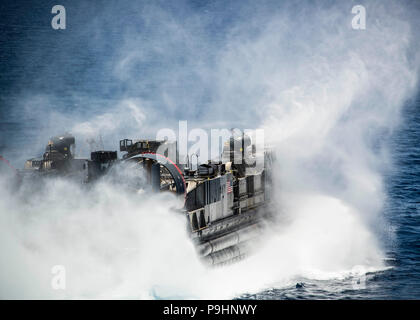 180705-N-ZG 607-0222 Aqaba, Jordanien (5. Juli 2018) eine Landing Craft, Luftkissen, auf Angriff Craft Unit4 befestigt, Ansätze der Wasp-Klasse amphibisches Schiff USS Iwo Jima (LHD 7) Während die amphibischen Ausbildung. Iwo Jima ist in die USA 5 Flotte Bereich der Maßnahmen zur Unterstützung der Marine im Einsatz für die Stabilität und Sicherheit in der Region zu gewährleisten und verbindet das Mittelmeer und den Pazifischen Raum durch den westlichen Indischen Ozean und drei strategischen Punkten ersticken. (U.S. Marine Foto von Mass Communication Specialist 3. Klasse Dominick A. Cremeans/Freigegeben) Stockfoto