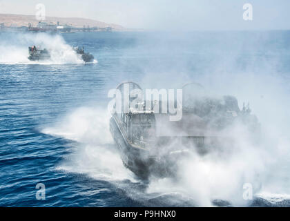 180705-N-ZG 607-0189 Aqaba, Jordanien (5. Juli 2018) Landing Craft, Luftkissen, auf Angriff Craft Unit4 befestigt, Ansätze der Wasp-Klasse amphibisches Schiff USS Iwo Jima (LHD 7) Während die amphibischen Ausbildung. Iwo Jima ist in die USA 5 Flotte Bereich der Maßnahmen zur Unterstützung der Marine im Einsatz für die Stabilität und Sicherheit in der Region zu gewährleisten und verbindet das Mittelmeer und den Pazifischen Raum durch den westlichen Indischen Ozean und drei strategischen Punkten ersticken. (U.S. Marine Foto von Mass Communication Specialist 3. Klasse Dominick A. Cremeans/Freigegeben Stockfoto