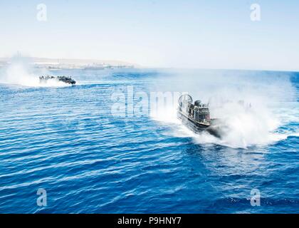 180705-N-ZG 607-0187 Aqaba, Jordanien (5. Juli 2018) eine Landing Craft, Luftkissen, auf Angriff Craft Unit4 befestigt, Ansätze der Wasp-Klasse amphibisches Schiff USS Iwo Jima (LHD 7) Während die amphibischen Ausbildung. Iwo Jima ist in die USA 5 Flotte Bereich der Maßnahmen zur Unterstützung der Marine im Einsatz für die Stabilität und Sicherheit in der Region zu gewährleisten und verbindet das Mittelmeer und den Pazifischen Raum durch den westlichen Indischen Ozean und drei strategischen Punkten ersticken. (U.S. Marine Foto von Mass Communication Specialist 3. Klasse Dominick A. Cremeans/Freigegeben) Stockfoto