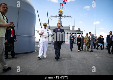 180716-N-XT 273-331 Odessa, Ukraine (16. Juli 2018) Der Präsident der Ukraine Petro Poroschenko spricht mit Kapitän Richard Aguilar, kommandierender Offizier der Blue Ridge-Klasse Command und Control Schiff USS Mount Whitney (LCC 20), während der übung Sea Breeze 2018 in Odessa, Ukraine, Juli 16. Sea Breeze ist eine in den USA und der Ukraine gemeinsam Multinationale maritime Übung im Schwarzen Meer statt und wurde entwickelt, um die Interoperabilität der beteiligten Nationen zu verbessern und die Sicherheit im Seeverkehr in der Region zu stärken. (U.S. Marine Foto von Mass Communication Specialist 1. Klasse Justin Stumberg/Freigegeben) Stockfoto