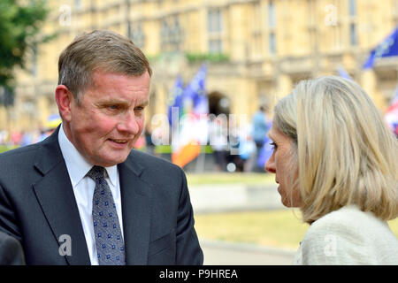 David Jones MP (Con: Clwyd West) für BBC auf College Green von Carole Walker, Westminster, Juli 2018 Interview Stockfoto