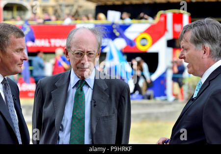 David Jones (Con: Clwyd West) und Sir Malcolm Rifkind, ehemalige konservative Abgeordnete und Minister, interviewte auf College Green von der BBC Simon, Stockfoto