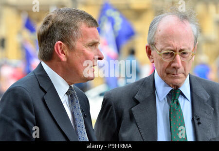 David Jones (Con: Clwyd West) und Sir Malcolm Rifkind, ehemalige konservative Abgeordnete und Minister, interviewte auf College Green, Westminster Ju Stockfoto