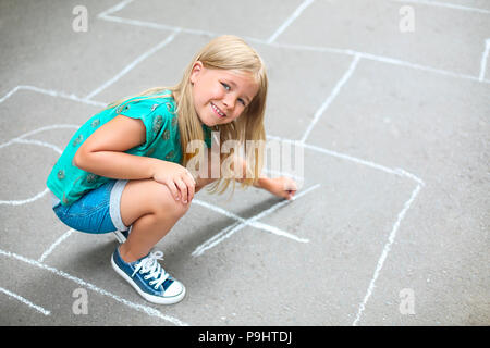 Kid hopse Spielen auf dem Spielplatz im Freien, Kinder outdoor Aktivitäten Stockfoto