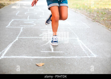 Kid hopse Spielen auf dem Spielplatz im Freien, Kinder outdoor Aktivitäten Stockfoto