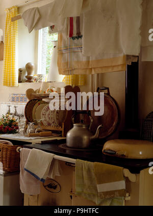 Alte Aluminium Wasserkocher auf Aga in den 80er Jahren cottage Küche Stockfoto