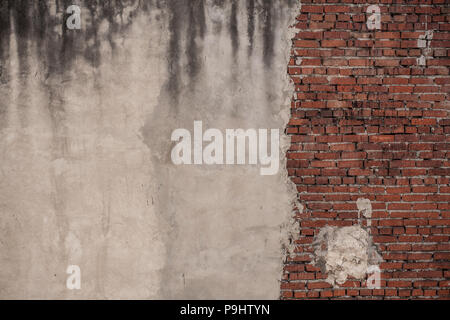 Alte Mauer, halb mit Kopie Raum verputzt. Stockfoto