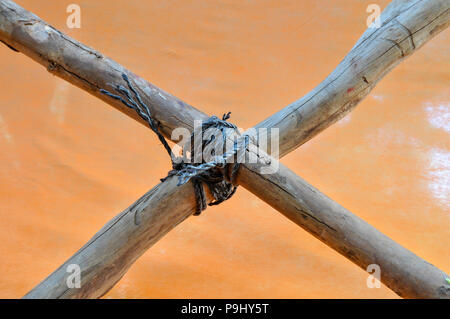 Platz verbindlich Knoten mit schwarzem Nylon Seil Stockfoto