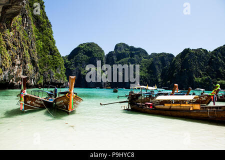 Maya Bay, Thailand ist eine atemberaubend schöne Bucht, geschützt durch 100 Meter hohen Klippen auf drei Seiten. Innerhalb der Bucht gibt es mehrere Strände Stockfoto