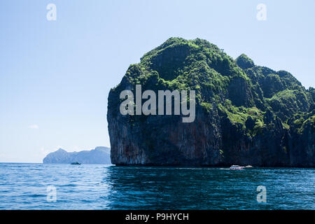 Maya Bay, Thailand ist eine atemberaubend schöne Bucht, geschützt durch 100 Meter hohen Klippen auf drei Seiten. Innerhalb der Bucht gibt es mehrere Strände Stockfoto