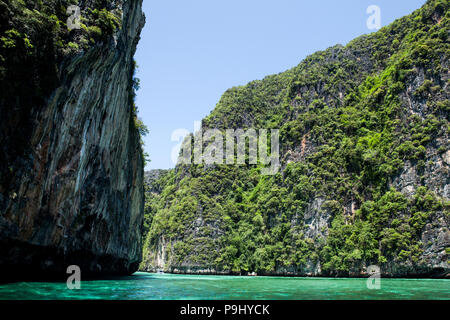 Maya Bay, Thailand ist eine atemberaubend schöne Bucht, geschützt durch 100 Meter hohen Klippen auf drei Seiten. Innerhalb der Bucht gibt es mehrere Strände Stockfoto