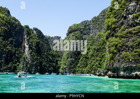 Maya Bay, Thailand ist eine atemberaubend schöne Bucht, geschützt durch 100 Meter hohen Klippen auf drei Seiten. Innerhalb der Bucht gibt es mehrere Strände Stockfoto