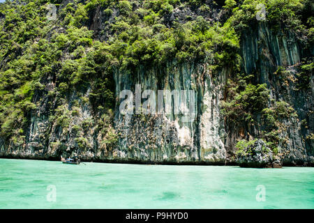 Maya Bay, Thailand ist eine atemberaubend schöne Bucht, geschützt durch 100 Meter hohen Klippen auf drei Seiten. Innerhalb der Bucht gibt es mehrere Strände Stockfoto