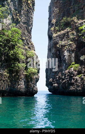 Maya Bay, Thailand ist eine atemberaubend schöne Bucht, geschützt durch 100 Meter hohen Klippen auf drei Seiten. Innerhalb der Bucht gibt es mehrere Strände Stockfoto