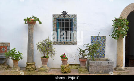 Architektonische Details in den Patios (Gärten) in Cordoba, Spanien Stockfoto