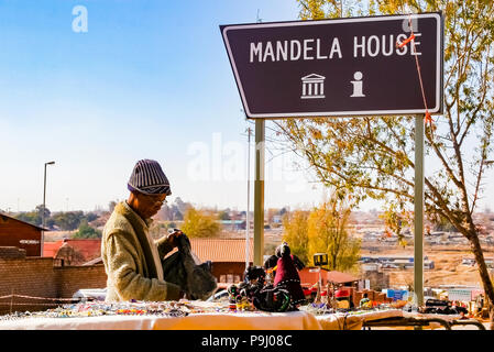 Johannesburg, Südafrika, 12. Juli 2009, alte Dame verkaufen Afrikanische Kuriositäten auf Verkauf außerhalb von Nelson Mandela's House in Soweto Vilakazi Street Stockfoto