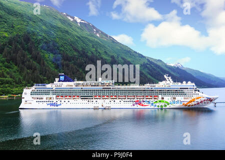 Luxus Kreuzfahrt Schiff angedockt Neben alaskischen Wildnis Stockfoto