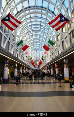 Oberlichter lassen Tageslicht in die Halle im Terminal 3 am Flughafen O'Hare International Airport in Chicago. Stockfoto