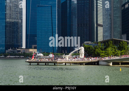 Der Merlion ab Esplanade gesehen. Der Hintergrund ist im Central Business District von Singapur. Merlion ist die Nationale Personifikation von Singapur Stockfoto