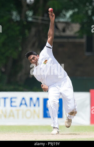 Colombo, Sri Lanka. 18 Juli, 2018. Kalana Perera Sri Lankan U 19 cricketer liefert die Kugel während am zweiten Tag der 1. Jugend Testspiel der beiden Match Serie zwischen Sri Lanka und Indien U-19 U 19 Juli 2018 18 an NCC Gründen Colombo Sri Lanka. Credit: Pattin Peiris/Pacific Press/Alamy leben Nachrichten Stockfoto