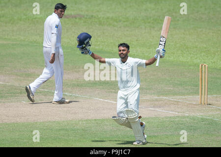 Colombo, Sri Lanka. 18 Juli, 2018. Taide Atharwa (R) indischen Batsman sein Jahrhundert während der 2.Tag der 1.Jugend Testspiel der beiden Match Serie zwischen Sri Lanka und Indien U-19 U 19 Juli 2018 18 an NCC Gründen Colombo Sri Lanka feiert. Credit: Pattin Peiris/Pacific Press/Alamy leben Nachrichten Stockfoto