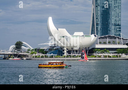 Schönen Tag mit Singapore Art Museum für Wissenschaft wie von der Jubilee Bridge gesehen. Die Architektur ist eine Form erinnert an eine Lotus Blume zu werden. Stockfoto