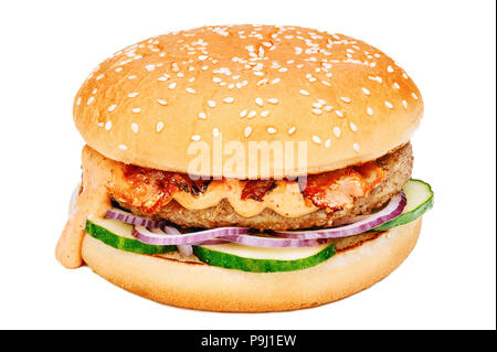 Hamburger Sandwich mit Rindfleisch, frische Gurke, Zwiebel und Sauce nach unten fließt, eine Seite auf weißem Hintergrund Stockfoto