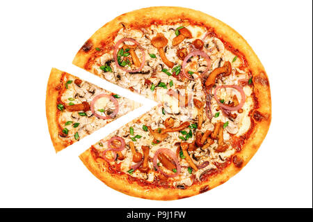 Italienische Pizza mit Pilzen und Frühlingszwiebeln auf weißem Hintergrund Stockfoto