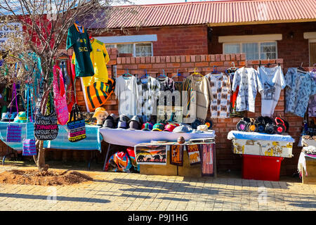 Johannesburg, Südafrika, 11. September 2011, Afrikanische Kuriositäten auf Verkauf außerhalb von Nelson Mandela's House in Soweto Vilakazi Street Stockfoto