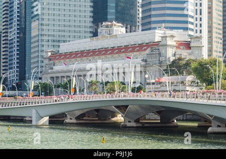 Das Fullerton Hotel ist ein 5 Sterne Hotel in der Innenstadt von Singapur entfernt. Es war früher als das General Post Office Gebäude bekannt. Stockfoto