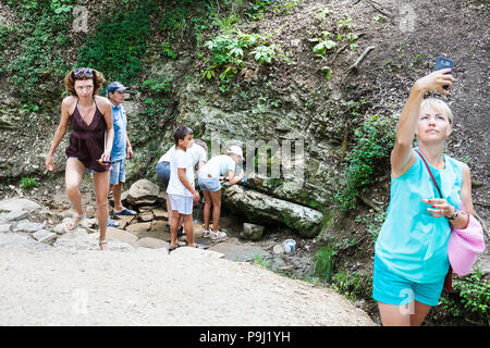 SHAPSUGSKAYA, Russland - Juli 5, 2018: Touristen in der Nähe von Silver Spring (Quelle von Lebenden und Toten Wasser) während der Tour zu Shapsugskaya anomale Zone in Abins Stockfoto