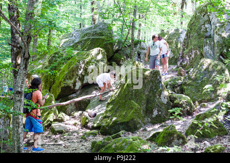 SHAPSUGSKAYA, Russland - Juli 5, 2018: Besucher in der prähistorischen Shambala Steinbruch während der Tour zu Shapsugskaya anomale Zone in Abinsk Ausläufern des Caucasu Stockfoto
