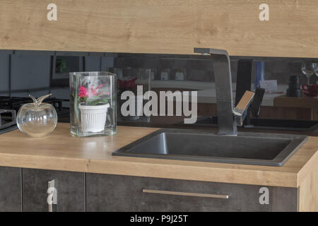 Neues Design der Geschirrspülmaschine in der Küche. Stockfoto