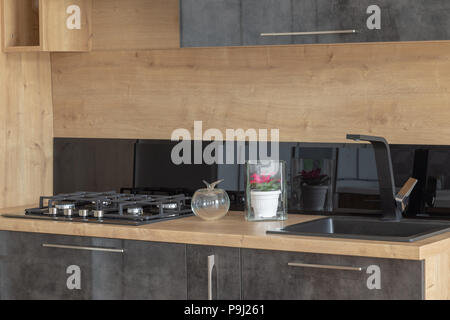 Neues Design der Geschirrspülmaschine in der Küche. Stockfoto