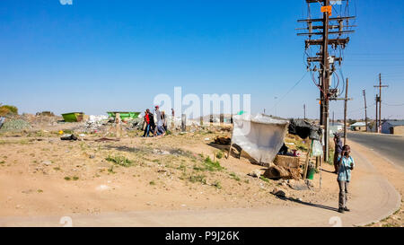 Johannesburg, Südafrika, 11. September 2011, kleinen informellen Hawker verkaufen Produkte auf der Straße in den städtischen Soweto, Südafrika Stockfoto