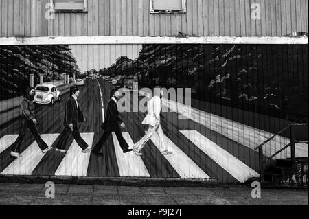 Golden Oldies Record Store mit Wandmalereien von Beatles Abbey Road Album auf Seite der Record store Wall, Künstler David Heck. Stockfoto