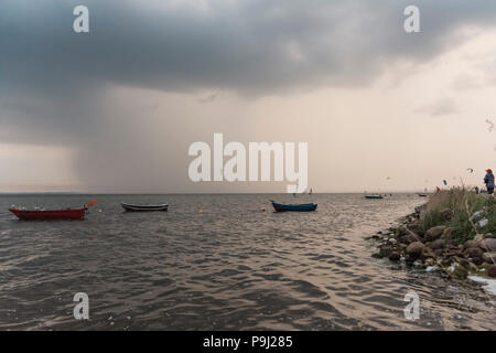 Leere Boote an der Ostsee Bucht mit Möwen Stockfoto